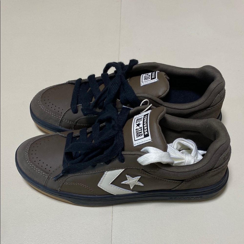 NIB: Unisex Converse Sneakers.